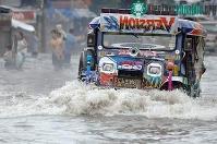 Ảnh Bão Lekima tràn vào Philippines, 10 người thiệt mạng