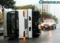 Ảnh Bão Man-Yi vào Nhật Bản, hơn 300 chuyến bay bị hủy