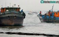 Ảnh Thượng Hải chiến đấu với 45 tấn dầu trôi sông Hoàng Phố