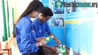 Ảnh Sữa tắm đuổi muỗi của hai học trò Tây Nguyên