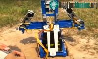 Ảnh Trò nghèo sáng chế máy phun thuốc trừ sâu từ phế liệu