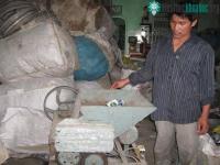 Ảnh Nông dân sáng chế máy dập lon phế liệu