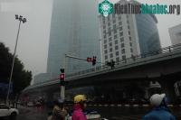 Ảnh Chùm ảnh: Gần trưa, Hà Nội mờ ảo trong sương mù dày đặc