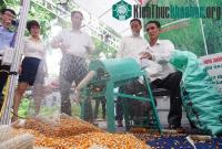 Ảnh Nông dân "trình diễn" sản phẩm tại chợ khoa học