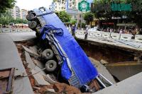 Ảnh Những hố sâu bí ẩn sau bão