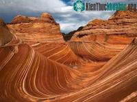 Ảnh Những con sóng ngoạn mục trên núi đá