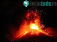 Ảnh Núi lửa lớn nhất châu Âu phun trào dữ dội