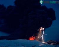 Ảnh Tia sét trên miệng núi lửa tại Iceland