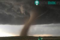 Ảnh Video: Xem vòi rồng tàn phá khủng khiếp như ngày tận thế ở Colorado