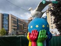 Ảnh EU dành tặng tiền thưởng Nobel cho trẻ em trong vùng chiến