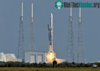 Ảnh SpaceX lần đầu tiên hạ cánh thành công một tên lửa đẩy Falcon 9 trên biển