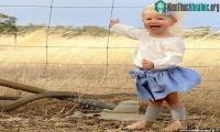 Ảnh Tử thần rình rập dưới chân bé gái khi tạo dáng chụp ảnh