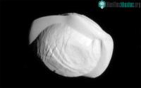 Ảnh Hình ảnh rõ nhất của vệ tinh giống UFO của Sao Thổ