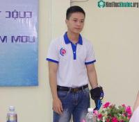Ảnh Chiếc găng tay kỳ diệu, dịch được ký hiệu của người câm điếc thành lời nói