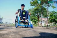 Ảnh Sinh viên chế tạo xe lăn điện không cần lăn
