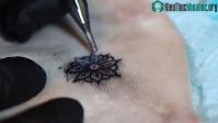 Ảnh Video: Cận cảnh phản ứng cơ thể khiến hình xăm tồn tại vĩnh viễn