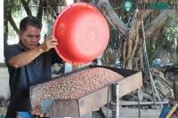 Ảnh Lạc rớt giá, "tức quá" sáng chế ngay ra máy ép dầu