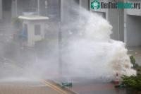 Ảnh Siêu bão Hato đổ bộ vào Trung Quốc khiến ô tô ngập chìm trong nước