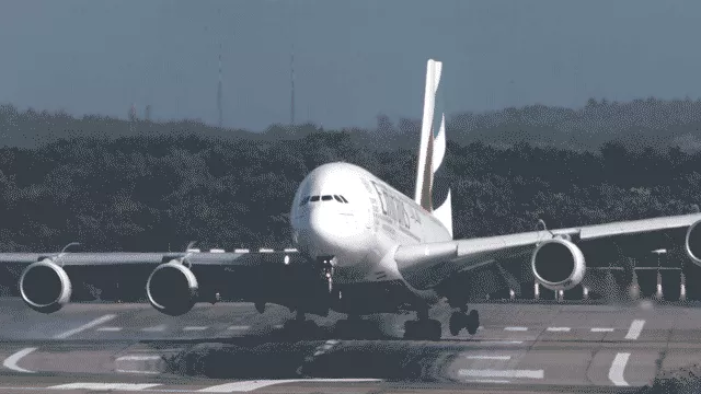Ảnh Thót tim trước cảnh máy bay A380 chao đảo khi hạ cánh “ngược gió”