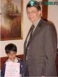 Ảnh Thần đồng công nghệ nhỏ tuổi nhất trên thế giới khiến Bill Gates kinh ngạc