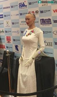 Ảnh Robot đầu tiên đã có quyền công dân Sophia ra mắt Việt Nam trong tà áo dài trắng tinh khôi