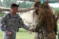 Ảnh Quân đội Mỹ đã thử nghiệm bộ đồ ngụy trang "vô hình" cho lính bắn tỉa