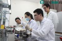 Ảnh Tiêm xi măng sinh học để hàn gắn được xương