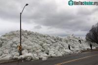 Ảnh "Sóng thần băng" đe dọa chôn vùi nhà cửa ven bờ tại Mỹ