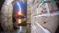 Ảnh Camera đã ghi lại khoảnh khắc sét đánh trúng nhà dân Mỹ