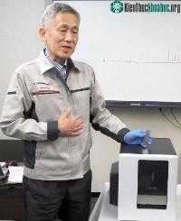 Ảnh Nhà khoa học đã đoạt Nobel chế tạo khối phổ kế nhỏ nhất thế giới
