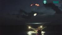 Ảnh Tàu SpaceX căng lưới hứng gọn mảnh vỏ tên lửa rơi xuống Đại Tây Dương