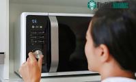 Ảnh Đứng trước lò vi sóng khi  đang bật có an toàn không?