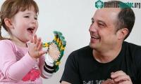 Ảnh Người kỹ sư mang đôi tay để đến cho những trẻ em khuyết tật