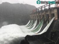 Ảnh Lần đầu tiên từ khi xây dựng, đập thủy điện Trung Quốc phải mở toàn bộ cửa xả, cá bay đầy trời