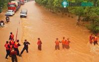 Ảnh Trung Quốc: Cảnh báo vỡ 14 đê, lũ Trường Giang chảy ngược vào hồ nước ngọt lớn nhất
