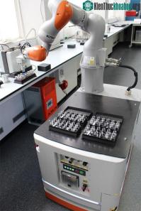 Ảnh “Nhà khoa học robot” có thể làm việc gấp 1000 lần con người