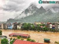 Ảnh Mưa lớn kéo dài tại Hà Giang, đường phố biến thành sông, ô tô có thể chìm nghỉm trong biển nước