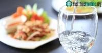 Ảnh Uống nước ngay khi vừa ăn xong hay đợi 30 phút sau: Nhiều người đang có những thói quen sai lầm