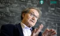 Ảnh Roger Penrose dùng toán học để chứng minh hố đen có thể tồn tại