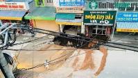 Ảnh Cận cảnh "hố tử thần" sâu 5m, rộng hơn 10m bất ngờ xuất hiện ở Hà Nội