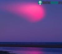 Ảnh Mây hồng bí ẩn phía trên trời đêm, cư dân mạng nói đó là UFO