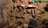 Ảnh Phát hiện ra hài cốt của 9 người Neanderthal bị linh cẩu tấn công