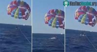 Ảnh Video: Cận cảnh cá mập nhảy lên khỏi mặt nước tấn công người chơi dù lượn ở biển Đỏ