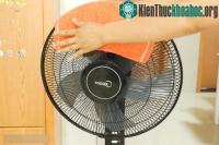 Ảnh Đặt khăn lên quạt điện, vừa mát như điều hòa lại vừa giúp đuổi muỗi