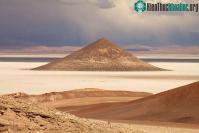 Ảnh Bí ẩn về "kim tự tháp" núi lửa từng có UFO ghé thăm ở Argentina