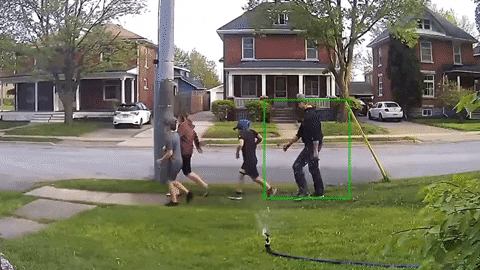 Ảnh Có bãi cỏ đẹp mà bị mọi người dẫm hoài, anh chàng làm luôn vòi nước AI xịt cho bõ ghét