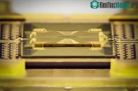 Ảnh Mỹ phát triển chip lượng tử thủy tinh, có thể tăng sức mạnh chip lên hàng trăm qubit