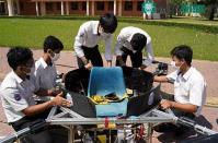 Ảnh Sinh viên Campuchia đã biến hoá ghế ngồi học thành thiết bị bay tiện lợi