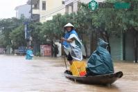 Ảnh Mua lũ: Hàng nghìn ngôi nhà ở miền Trung bị ngập, học sinh phải nghỉ học
