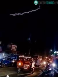 Ảnh Video: Trăn khổng lồ đu mình trên dây điện cao thế khiến người dân kinh hãi